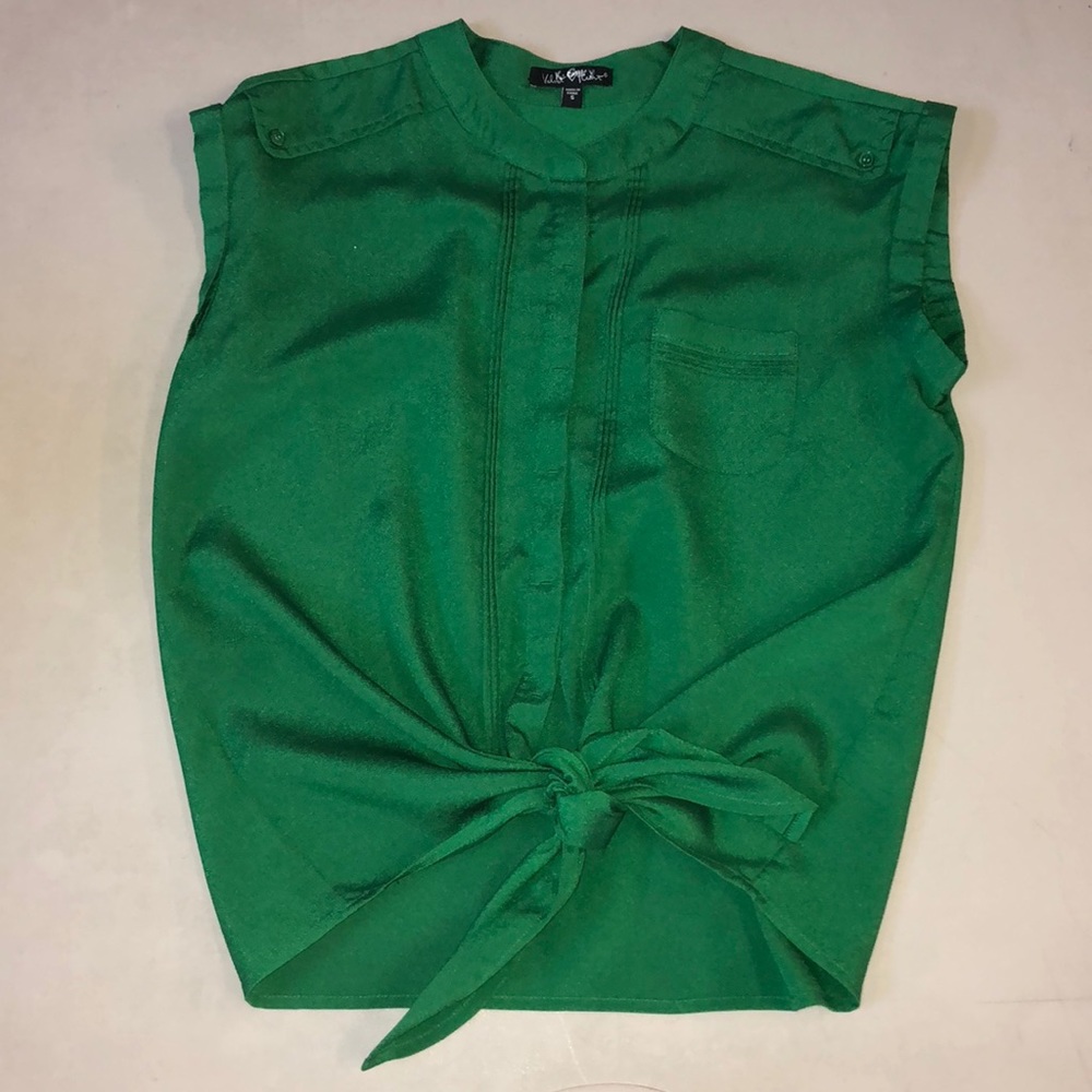Green sleeveless knotted blouse.